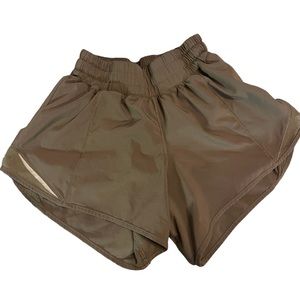 Lululemon Hotty hot low rise lined shorts size 2 4”olive green